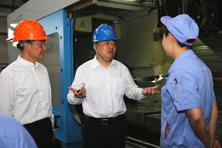 郝鹏与J9集团集团一线出产人员深刻互换